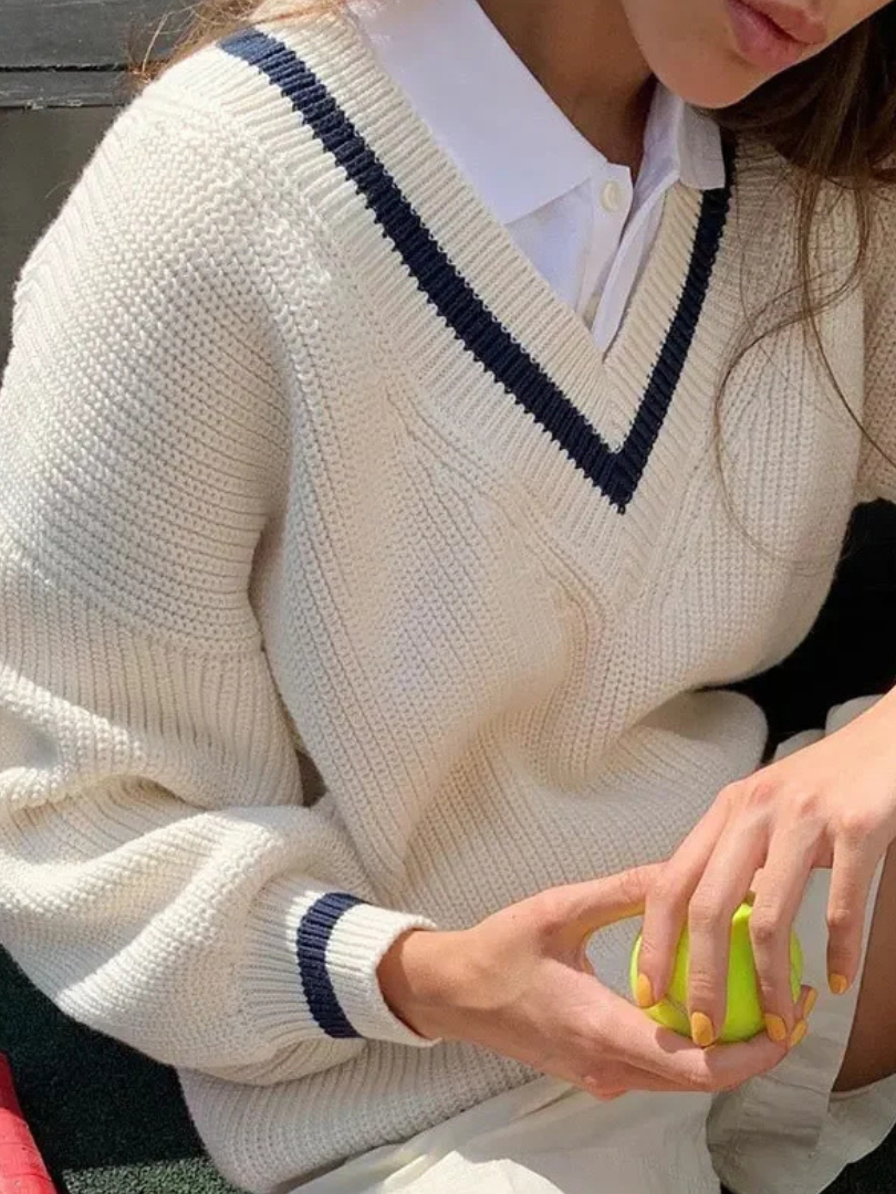Della I Loose V-Neck Sweater